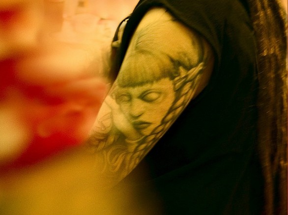 Ragazza muore per un tatuaggio a Milano a causa di uno shock settico