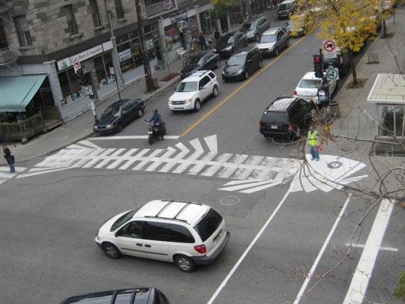 La street art di Roadsworth trasforma Montréal  in un tappeto di giochi interattivo