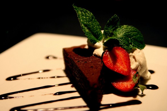 La ricetta della torta per la Festa della mamma al cioccolato e fragole