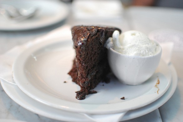 La torta al cioccolato fondente in versione light