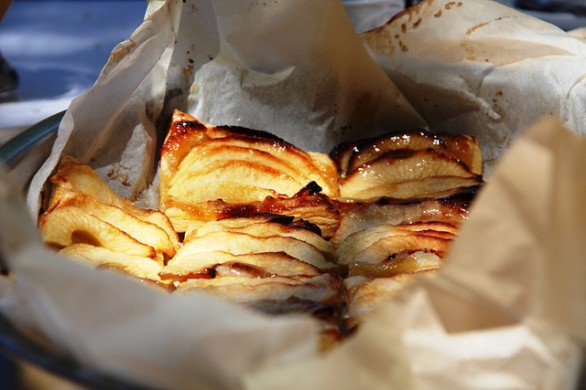 La torta di noci e mele per la colazione