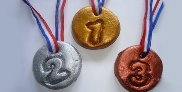 Come creare le medaglie premio con la pasta di sale per i giochi dei più piccoli