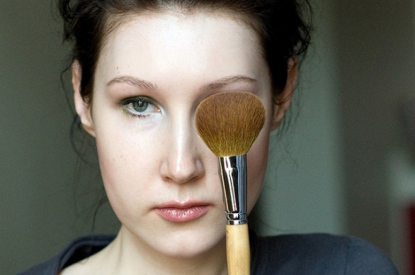 I cosmetici e gli accessori make up indispensabili per stendere al meglio il trucco minerale