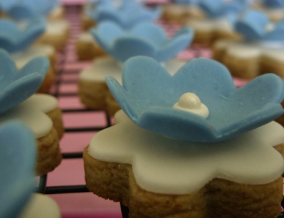 Come fare dei colorati biscotti a forma di fiore per la festa della mamma