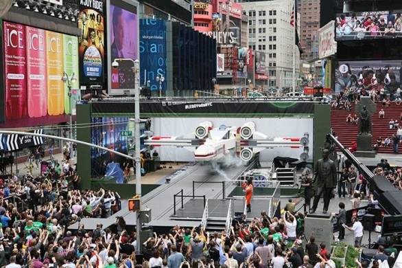 Lego da Guinness, un X-Wing Starfighter in piazza a New York
