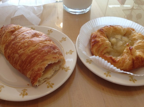 I croissant alla mela preparati in modo impeccabile con la pasta sfoglia pronta