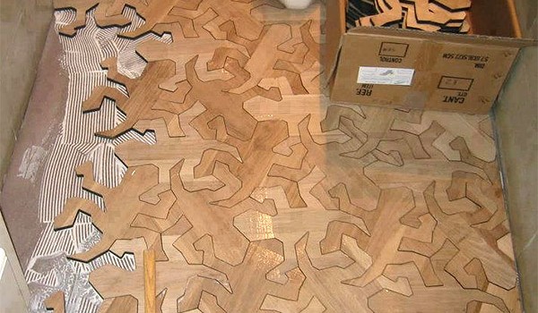 Il puzzle di legno sul pavimento ispirato a Escher