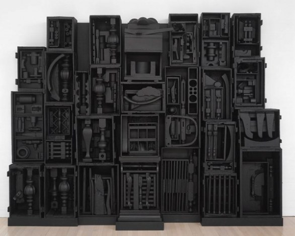 Retrospettiva sugli &#8220;assemblaggi&#8221; colossali di Louise Nevelson a Roma