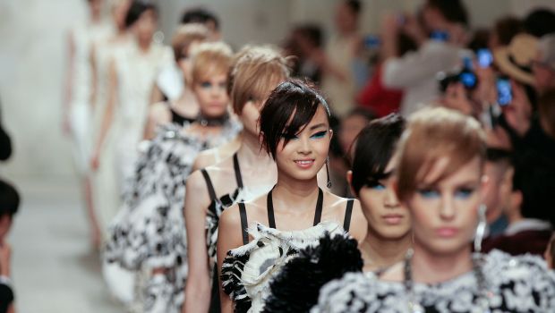 Chanel Cruise Collection 2013 2014: le foto e il video della sfilata a Singapore con Karl Lagerfeld