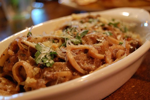 La pasta con i calamari per una cena estiva