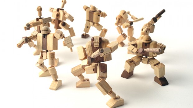 I robot ecologici in kit realizzati con il legno riciclato