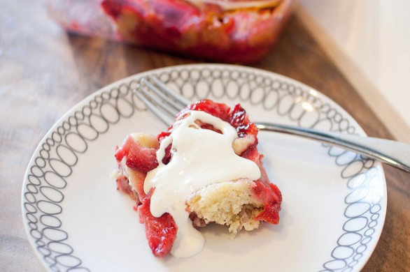 La torta veloce con fragole e panna