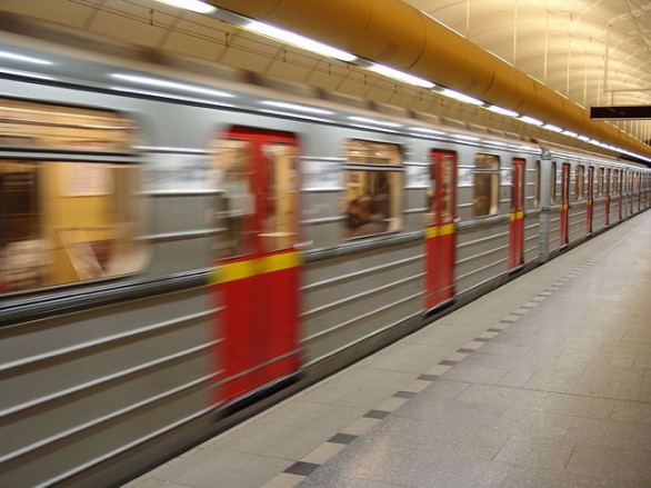 Donna suicida a Milano: si butta sulle rotaie della metropolitana
