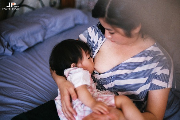 Instagram censura per errore una community di mamme che allattano