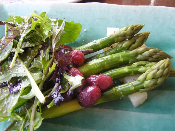 L&#8217;insalata di asparagi e cetrioli fresca ed estiva