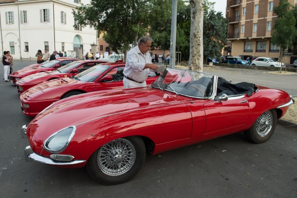 Modena Terra di Motori festeggia la via Emilia con una parata di auto sportive