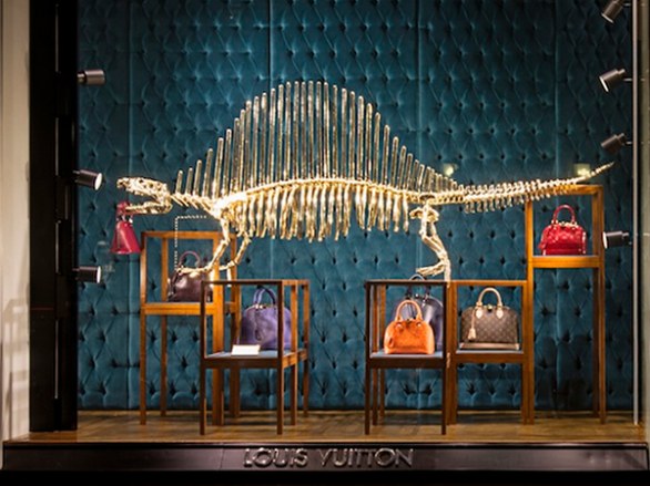 Louis Vuitton espone dei dinosauri nella sua boutique di New York