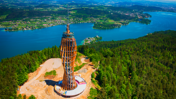 In Carinzia la torre panoramica in legno più alta del mondo