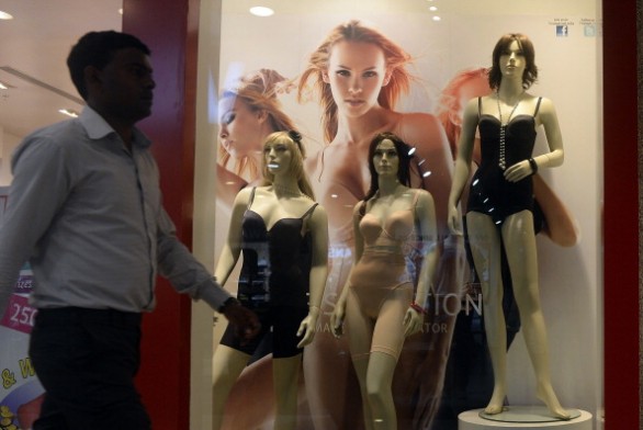 Contro la violenza sulle donne proposto il divieto dei manichini in lingerie in India