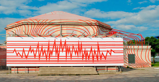 Un elettrocardiogramma sulla casa della cultura: è la street art di Ox