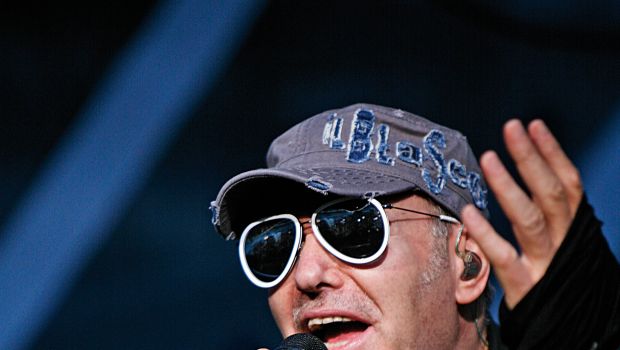 Vasco Rossi Live Kom Tour 2013: il Blasco indossa gli occhiali da sole Replay
