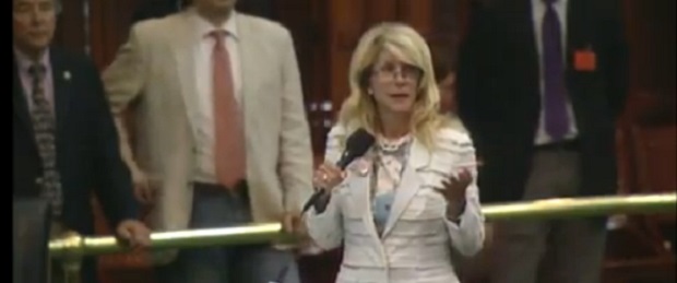 Per difendere il diritto all&#8217;aborto una senatrice texana parla in piedi per 13 ore
