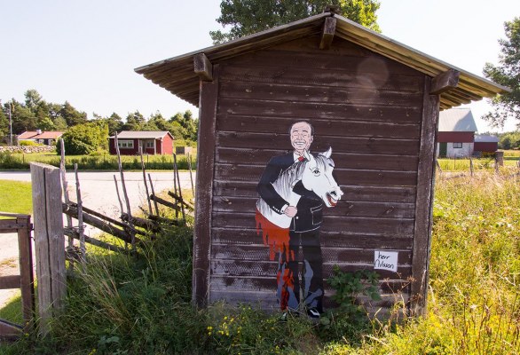 Cenerentola, Biancaneve, Winny the Pooh e Berlusconi: la street art di Herr Nilsson