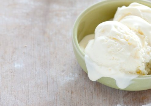 La ricetta perfetta del gelato al limone con o senza panna