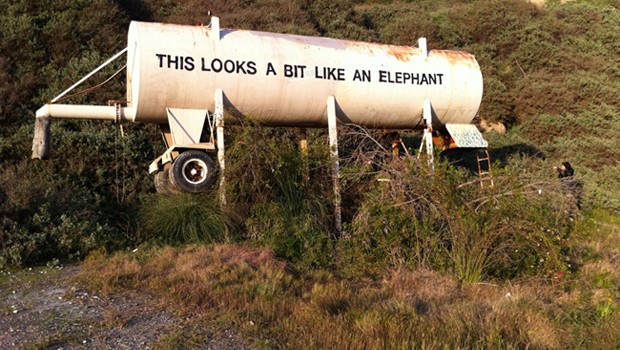 Banksy e il serbatoio-elefante abitato da Tachowa Covington