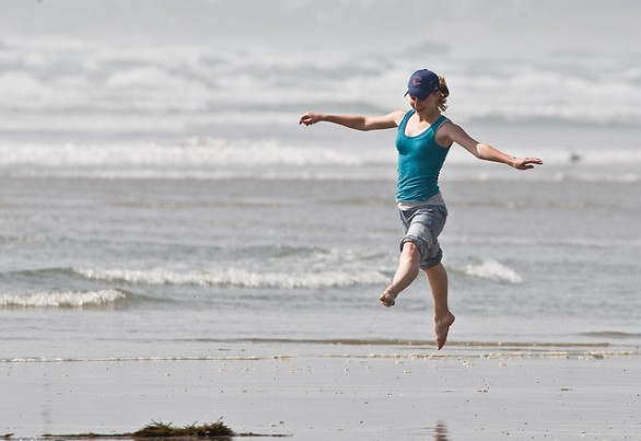 Come tonificare i glutei con gli esercizi da fare in spiaggia