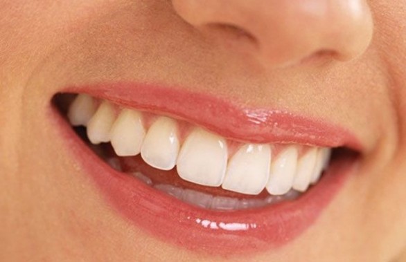 I rimedi per denti bianchi e alito profumato fai da te