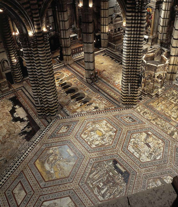 Il Duomo di Siena svela il suo magnifico pavimento figurato anche in notturna