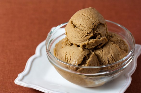 La ricetta del gelato alla nocciola, con e senza la pasta di nocciola