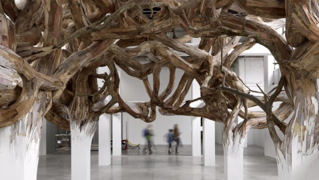 A Parigi l’installazione di Henrique Oliveira svela il confine tra architettura e natura