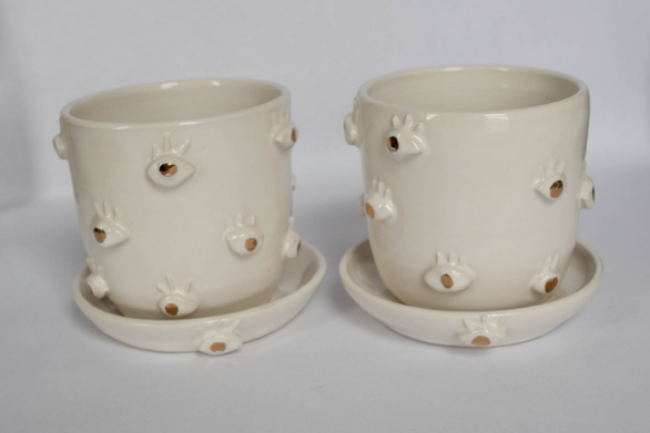 Occhi dorati sui vasi per le piante, il pottery design di Helen Levi