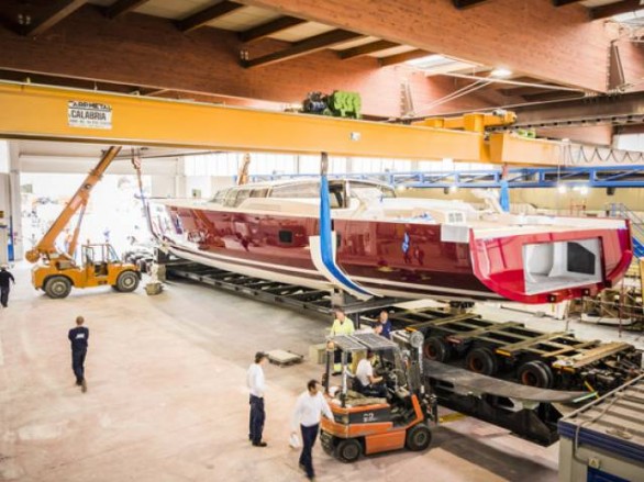 Maxi Dolphin, lascia i cantieri di Erbusco l’imbarcazione a vela FC3 100