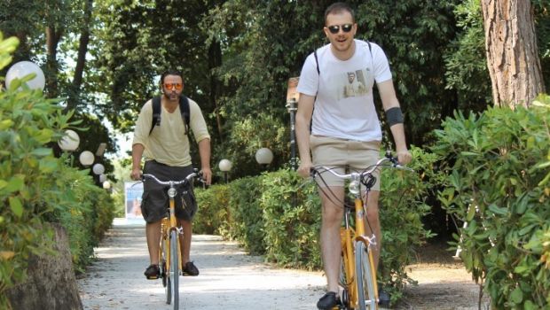 Car Shoe Forte dei Marmi: la gita in bicicletta con gli iconici mocassini, special guest Gigi Buffon