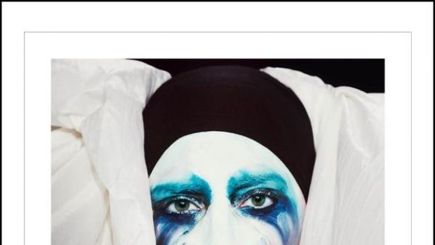Lady Gaga Artpop: “Io sono ogni icona”, i nuovi look con Balenciaga, Versace, Armani e Mila Schön