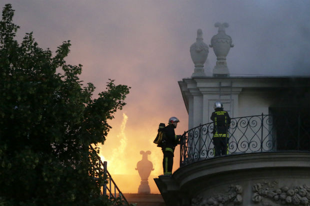 Parigi, brucia l&#8217;Hôtel Lambert sull&#8217;Île Saint-Louis