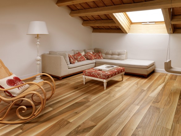 Il parquet in noce nazionale piallato che dona calde atmosfere