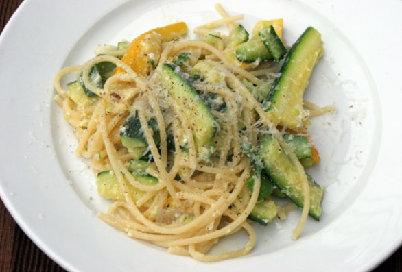 Come fare la pasta con le zucchine in versione light e vegetariana