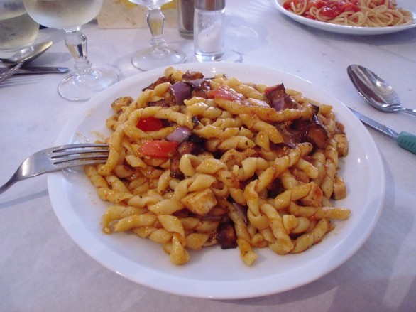 La pasta con il pesce spada, primo leggero e gustoso