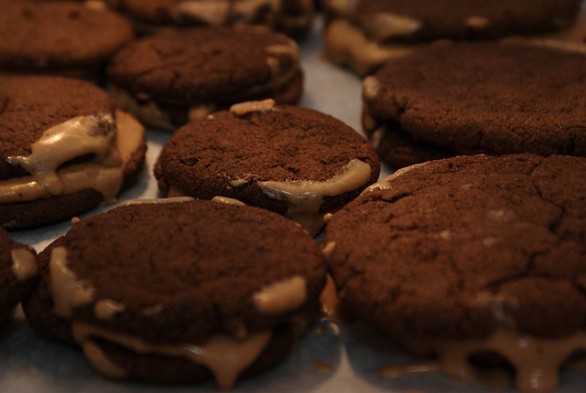 La ricetta dei biscotti al cacao farciti tipo Ringo da fare in casa