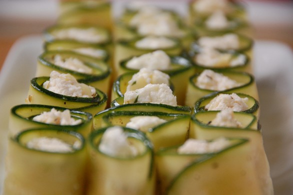 Come si fanno i rotolini di zucchine farciti