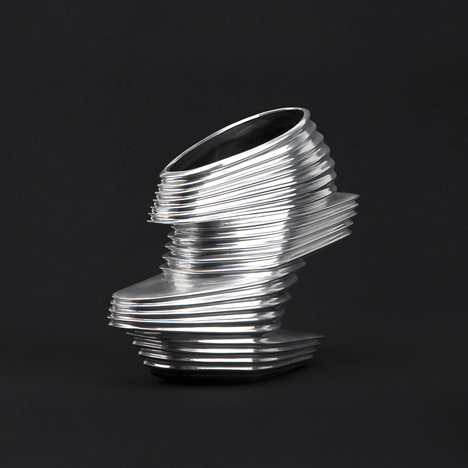 Zaha Hadid disegna un paio di scarpe unico in argento
