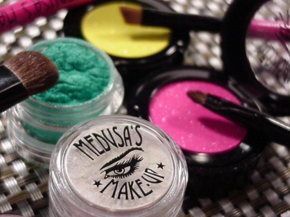 Pigmenti minerali fluo: le polveri libere neon di Medusa&#8217;s Make-Up