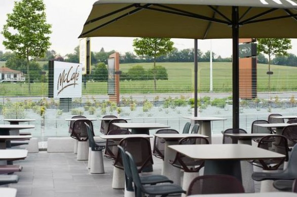 Arredamento outdoor di Alias per McDonald&#8217;s