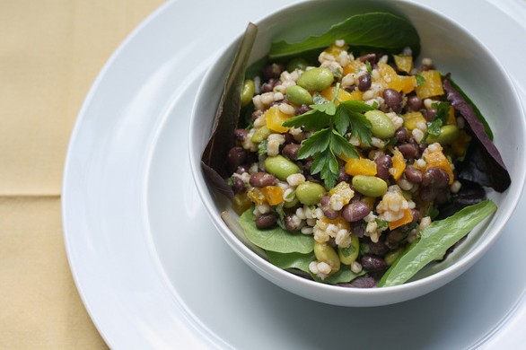 L’insalata fredda di grano con verdure miste per una pausa pranzo light