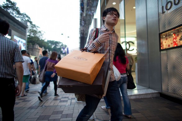 Hong Kong, borse di lusso in cambio di liquidità