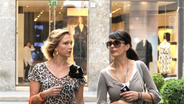 Shopping Milano: Maria Grazia Cucinotta paparazzata con la stilista Francesca Severi